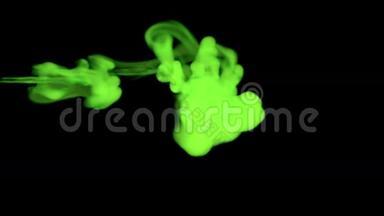 彩色墨水在水下以黑色为背景。绿色墨水背景。烟墨系列。三维渲染体素
